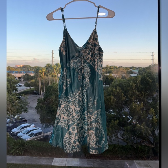 Silky blue and white dress with tie in front! - Picture 6 of 6